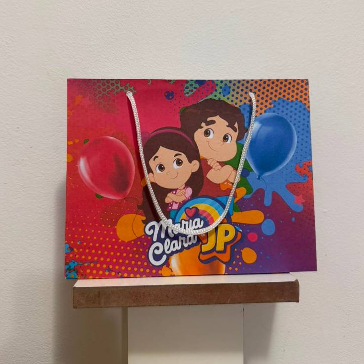 SACOLINHA DE PAPEL PERSONALIZADA PEGUE E MONTE LEMBRANCINHA MARIA CLARA E JP