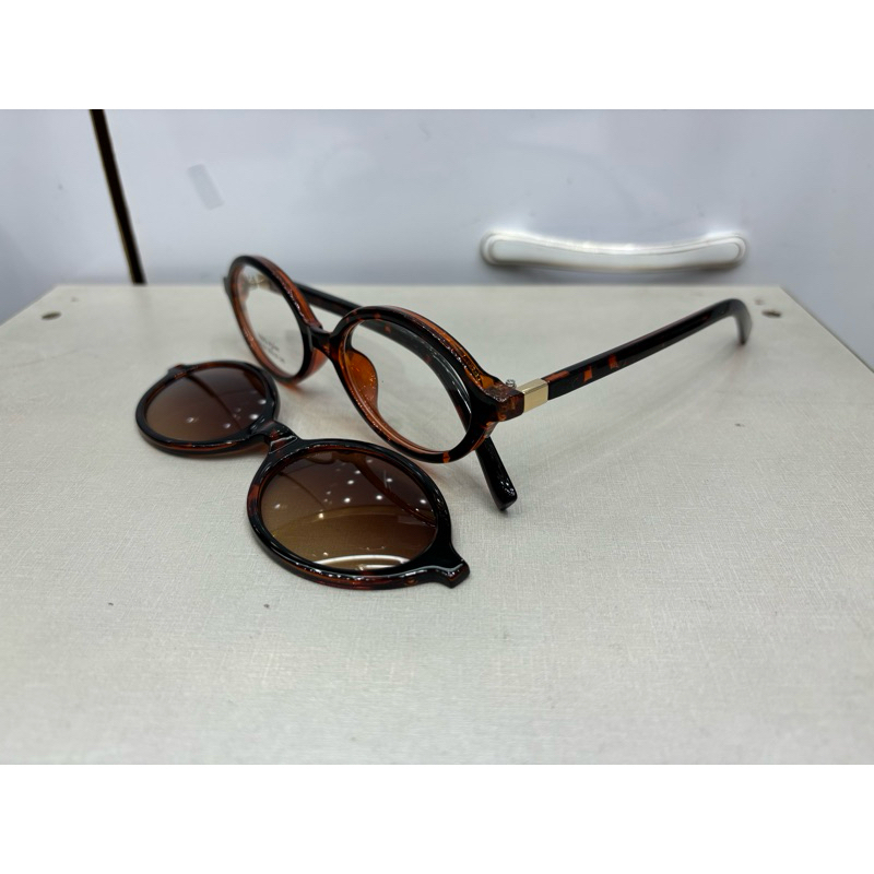 Óculos de armação oval Feminino + Clip-On Solar novo