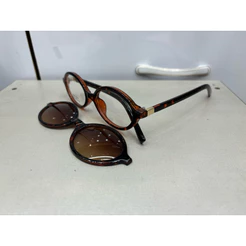 Óculos de armação oval Feminino + Clip-On Solar novo