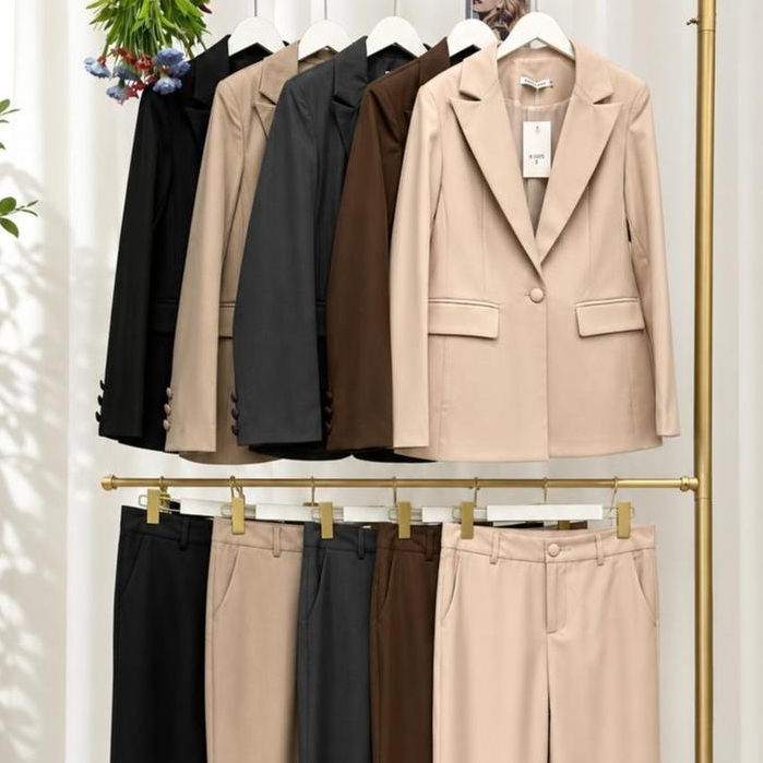 Conjunto Blazer Bia com calca  botao forrado ,com bolso Com ombreiras Tecido Gabardine