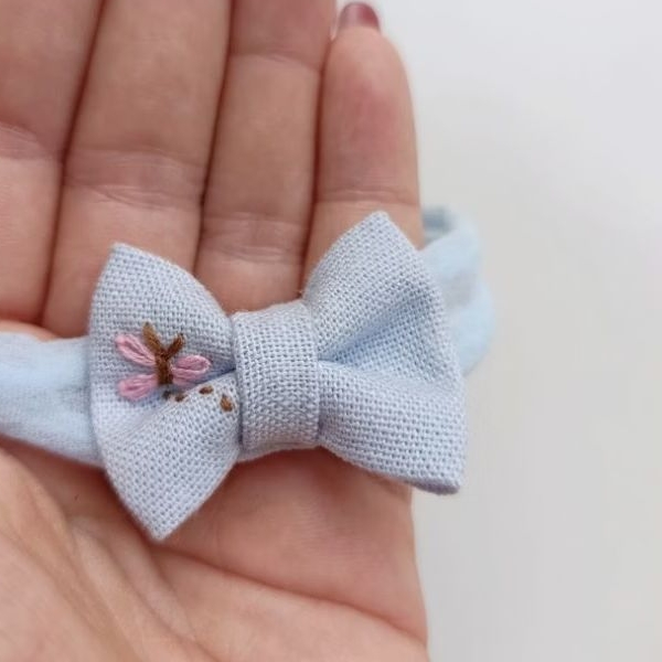 Trio de lacinhos micro bordados | Maternidade | Faixinha de cabelo bebê — imagem 2 de 2