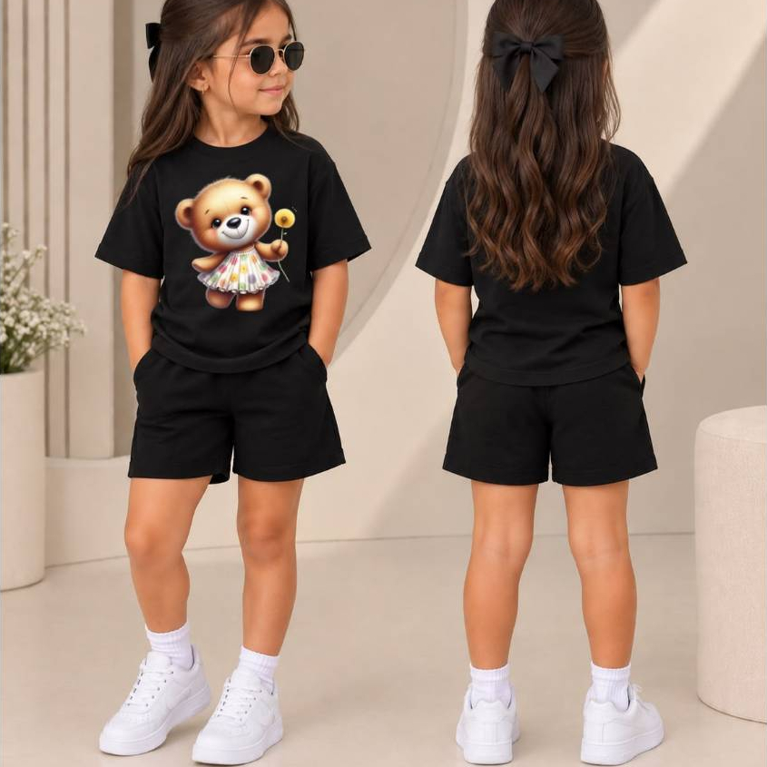 Conjunto Infantil Feminino com Camiseta Basica e Short de Moletom, com Estampa Fofa de Ursinha Segurando uma Flor