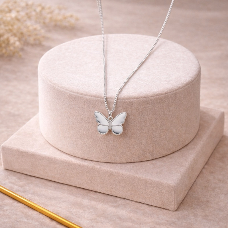 Colar com Pingente Borboleta Folheado a Prata 925 – Feminino, Delicado, Antialérgico, Corrente 45+5 cm em Oferta na Shopee