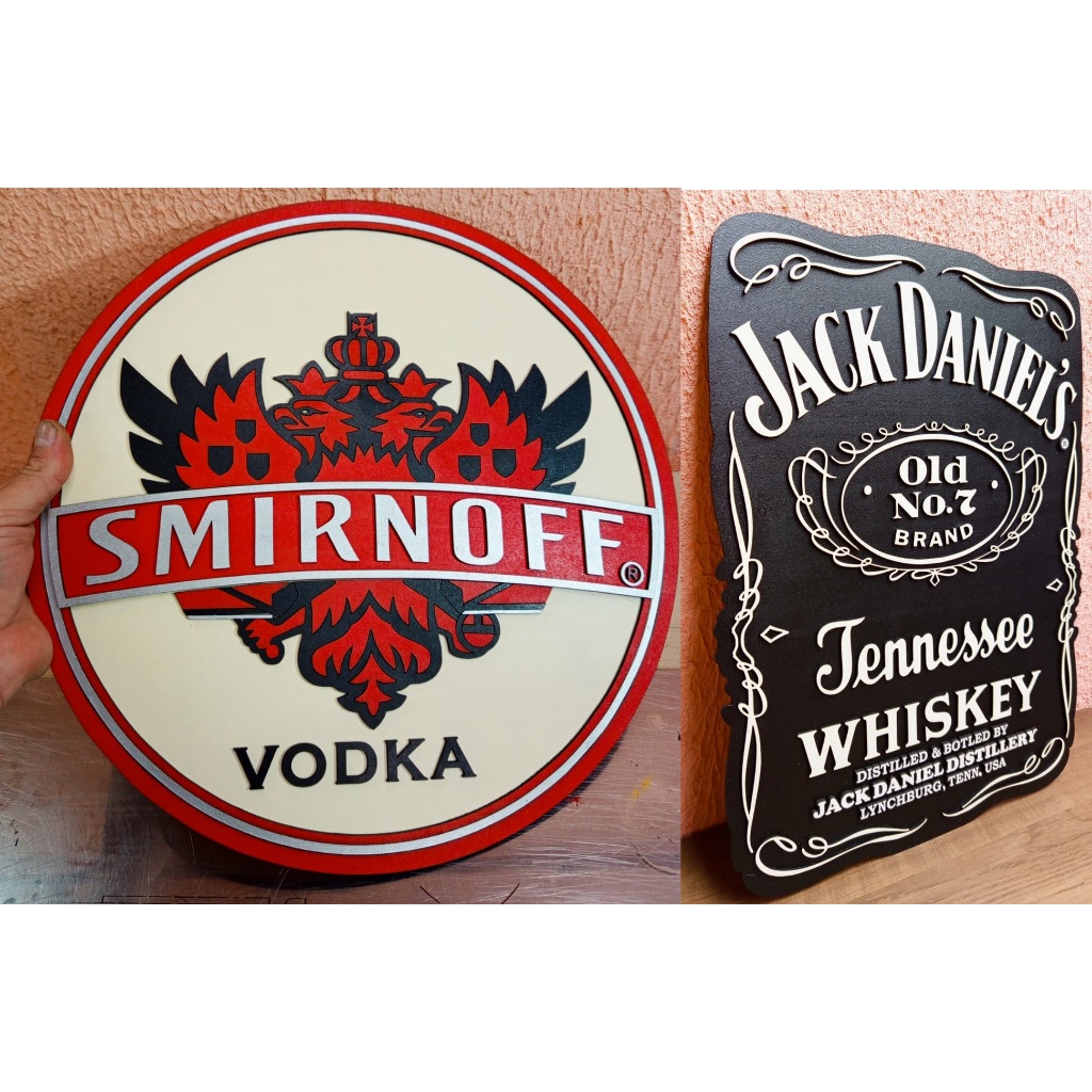 Conjunto 2 Quadros Decorativos em MDF – Estilo Jack Daniels 50x40cm + Smirnoff 40cm Diâmetro – Artesanal com Furação