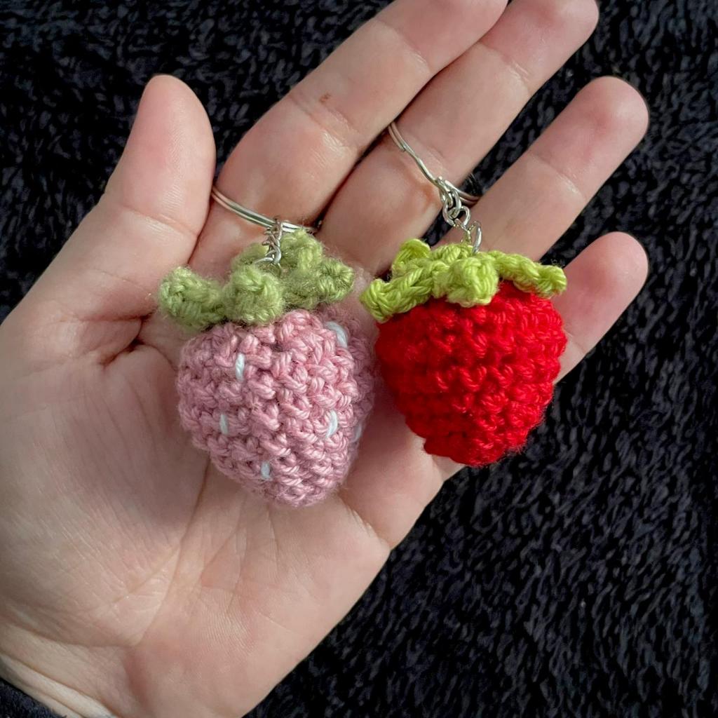Chaveiro Morango Amigurumi | Mini Crochê Fofo | Feito à Mão