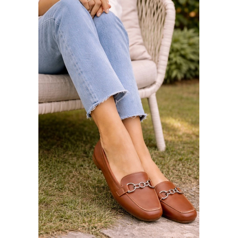 Mocassim Feminino Confortável Casual Elegante com Detalhe Corrente–Macio e confortável Caramelo, Prata Velha e Off White