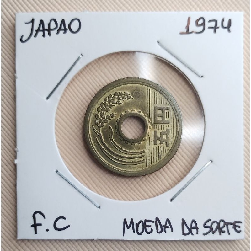 Moeda do Japão, valor 5 Yen, ano 1974 (Showa 49), Flor de cunho, Latão, Furo Central, "Moeda da Sorte"
