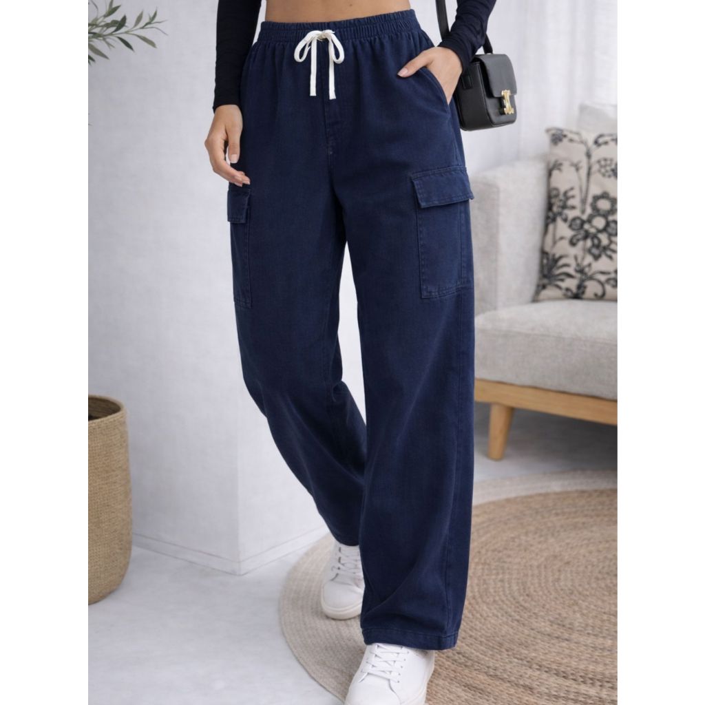 REF: ADD8973 - Calça jeans cargo feminina de cintura alta com cós elástico e cordão ajustável, além de práticos bolsos