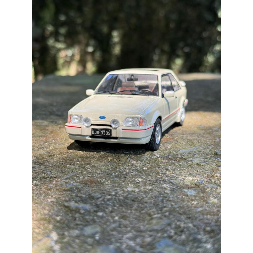 Miniatura Ford Escort Xr3 1992 Branco 1:24 Califórnia Classics - Miniatura Colecionável Rica em Detalhes Premiumium