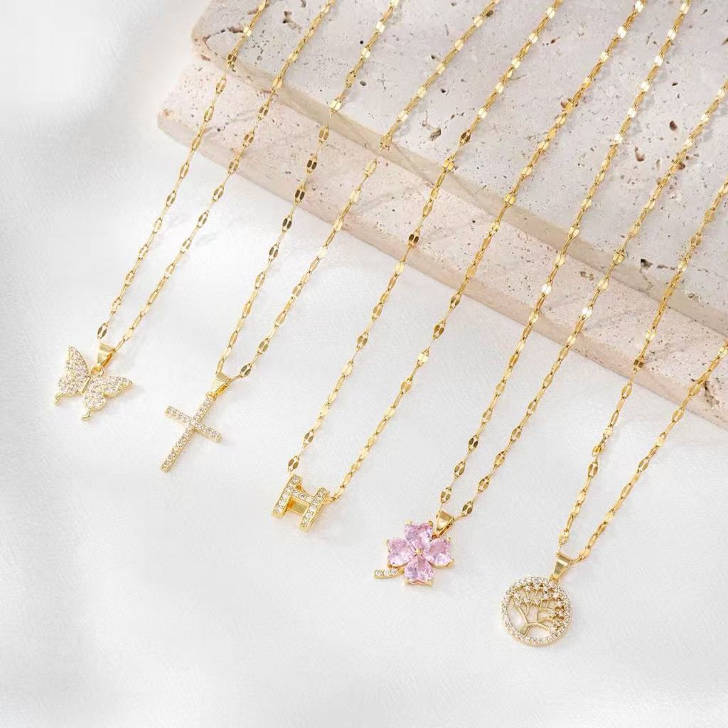 Colar feminino em aço inoxidável com pingente cravejado de micro-pavê.
