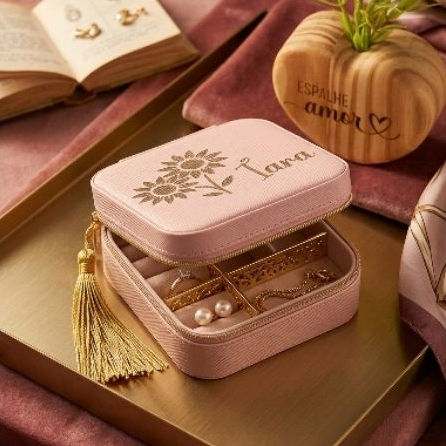 Porta Jóias Personalizado com nome, desenho e embalagem luxo. Lembrancinha de madrinha. Casamento.