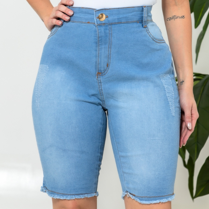 Bermuda Jeans Feminino Cintura Alta Empina Bumbum Barra Desfiada Lavagem Clara