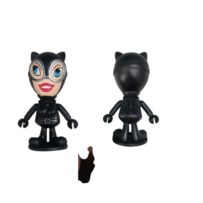 Esta é uma miniatura colecionável da Mulher-Gato (Catwoman), também do universo da DC Comics (Batman).