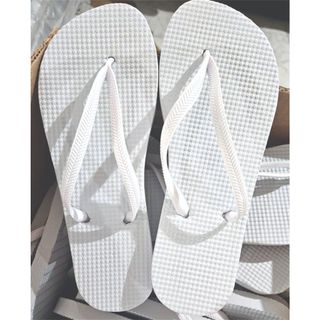 Chinelos personalizado branco sem estampa kit com 70 pares não acompanha ponto de luz.