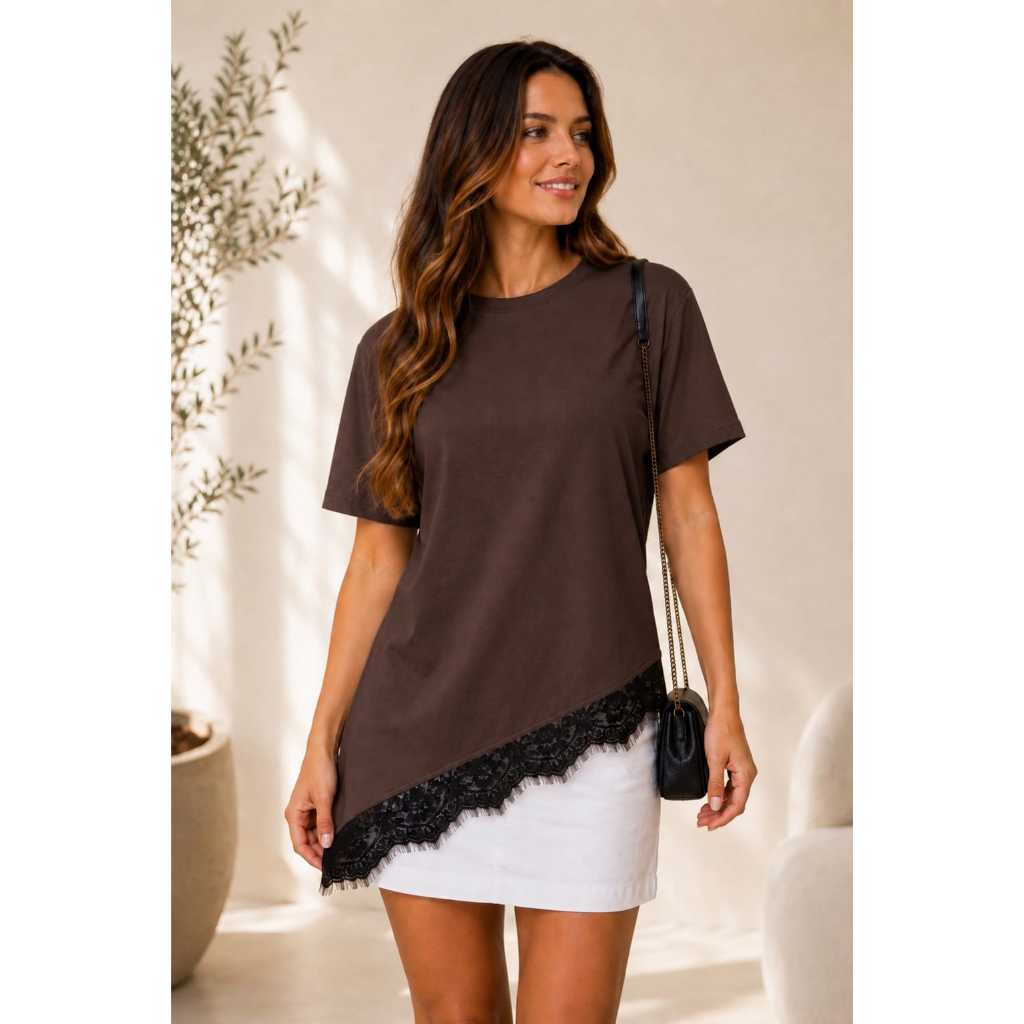 Blusa Feminina T-shirt Assimétrica com Renda Barra Diagonal Manga Curta Preta e Chocolate
