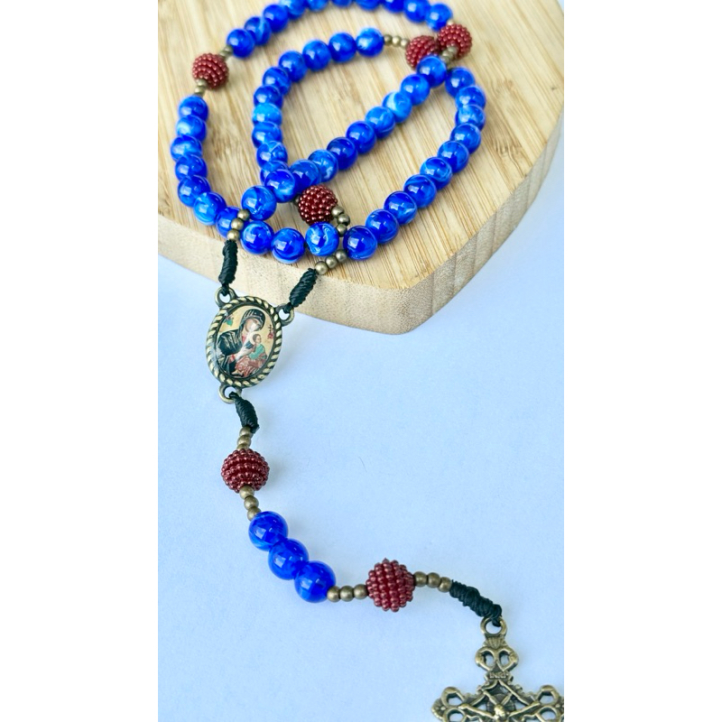 Terço Nossa Senhora do Perpétuo Socorro - contas em resina Azul e perola craquelada bordô - entremeio ouro Velho