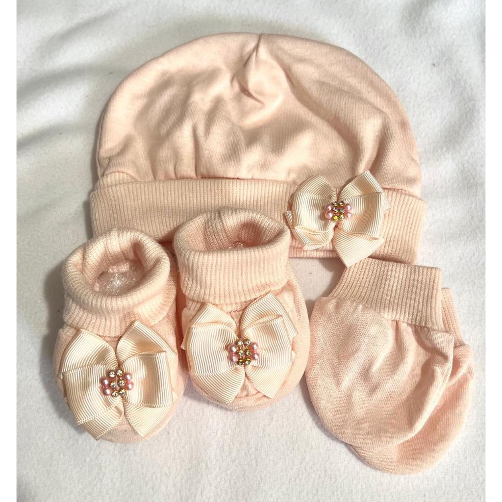 KIT TOUCA/GORRO, LUVAS E BOTINHA SAPATINHO PANTUFA BEBÊ MALHA ROSA PÊSSEGO