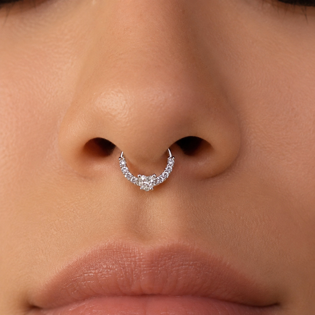 Piercing Nariz Septo Marry com Mini coração Cravejado Strass Folheados a Prata925 e Ouro 18k  8 mm