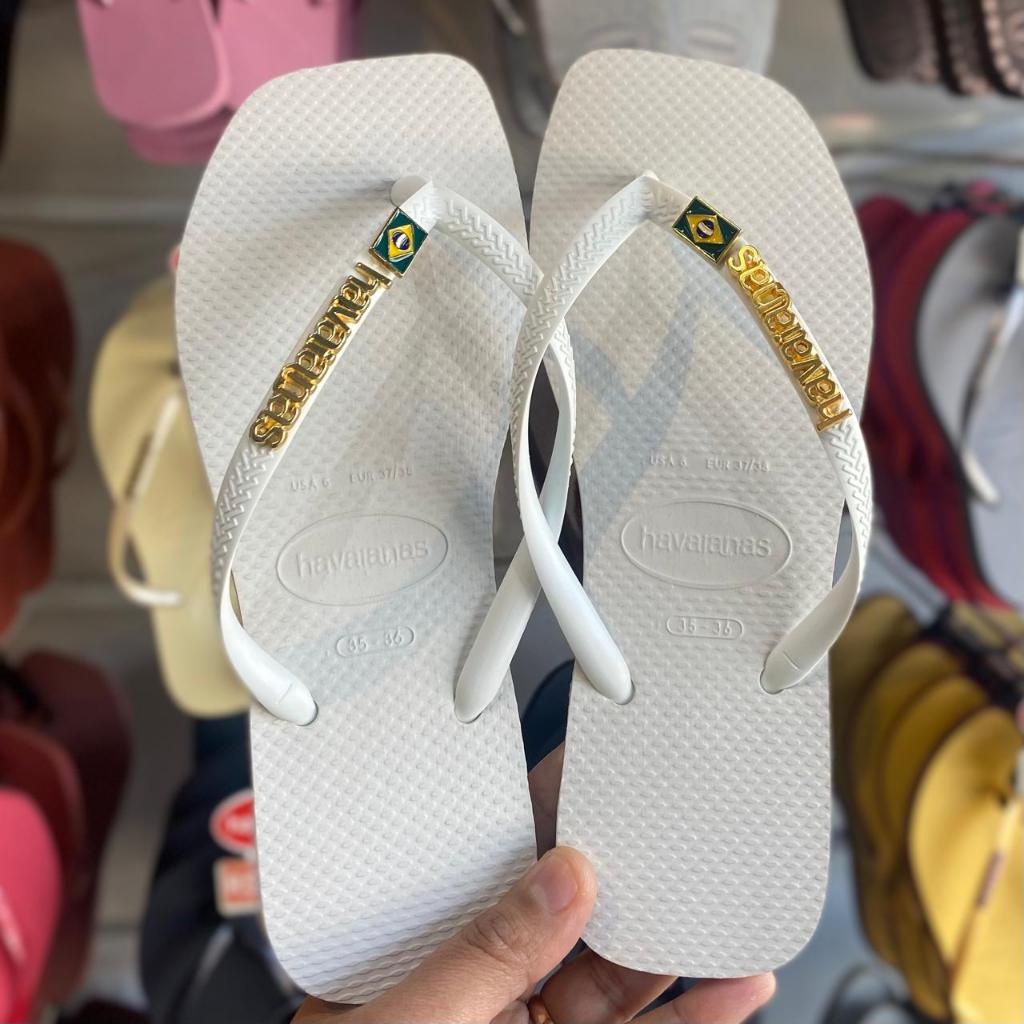 Havaianas Slim Square Branco +Pingente Coqueiro +Bandeira Brasil e Placa Logo