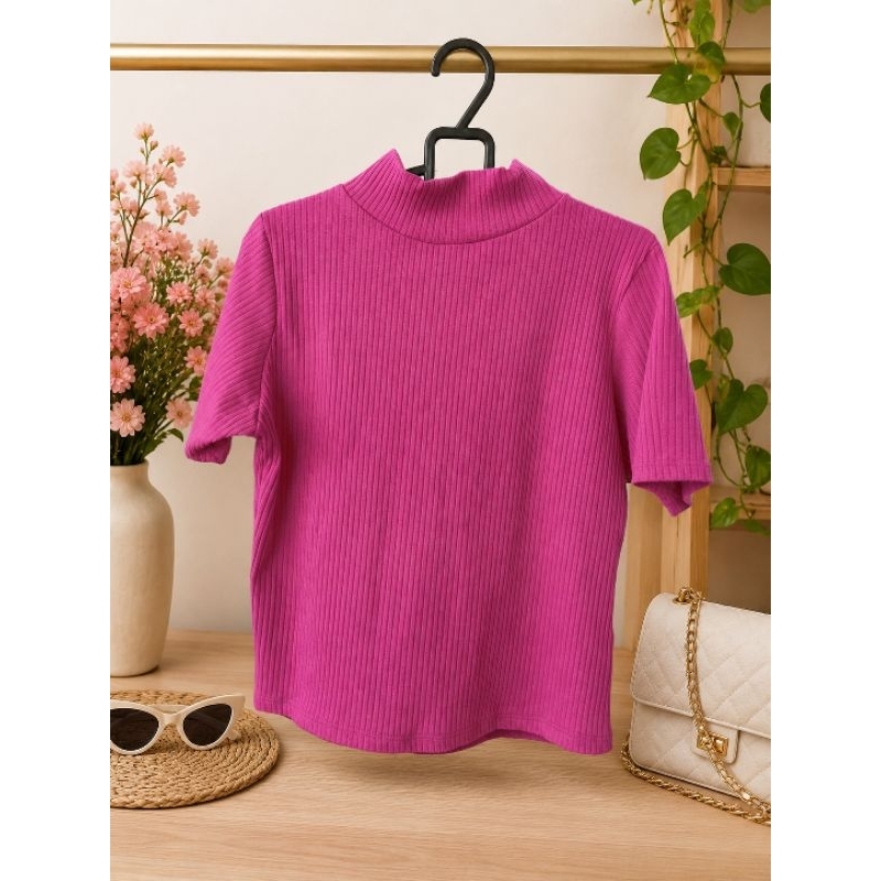 Brechó Blusa Canelada Rosa Feminina Gola Alta Manga Curta Tamanho M Gabriela Confecção 96% Viscose 4% Elastano.