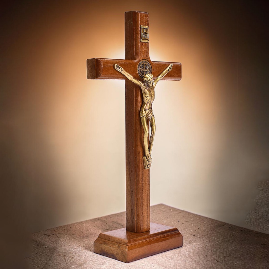 Crucifixo de Madeira 19cm Mesa ou Parede com Medalha de São Bento Católico