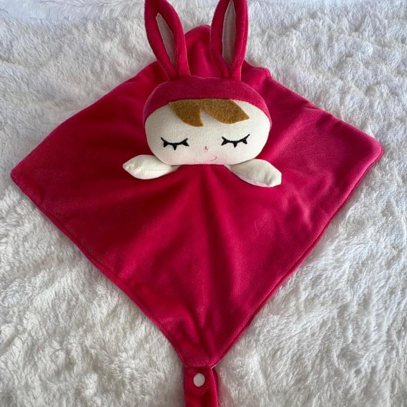 Naninha para bebe em plush com porta chupeta antialérgica