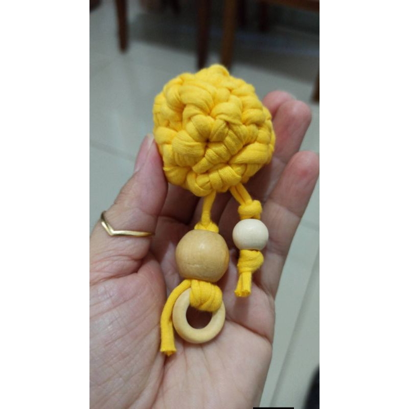 Bolinha com penduricalho para pet, enriquecimento ambiental para aves, gato, cachorro, brinquedo pet