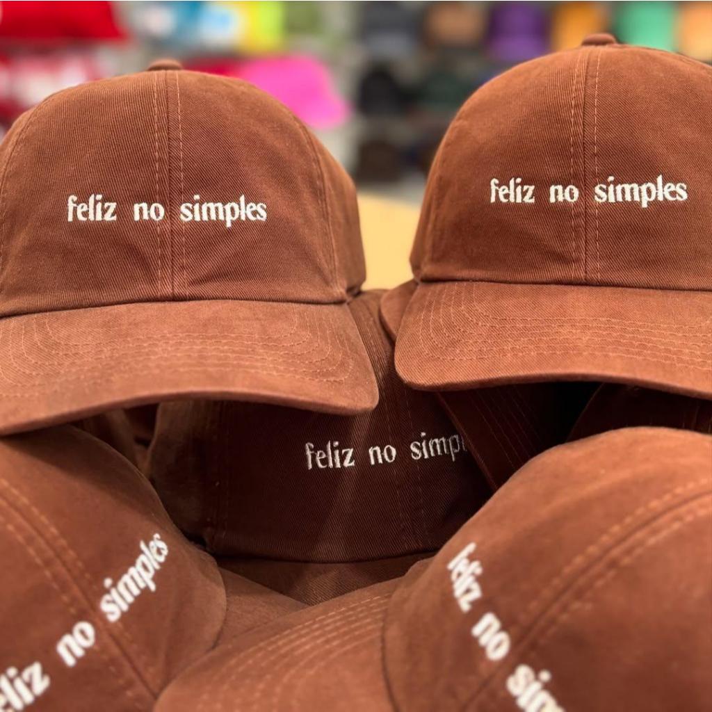 Boné Dad Hat “Feliz no Simples” Bordado Ajustável Unissex (Consultar cores disponíveis)