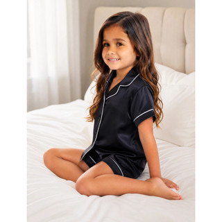 Pijama Americano Infantil Cetim com Elastano Preto Manga Curta e Shorts Viés Festa do Pijama Dormir Criança 2 ao 14