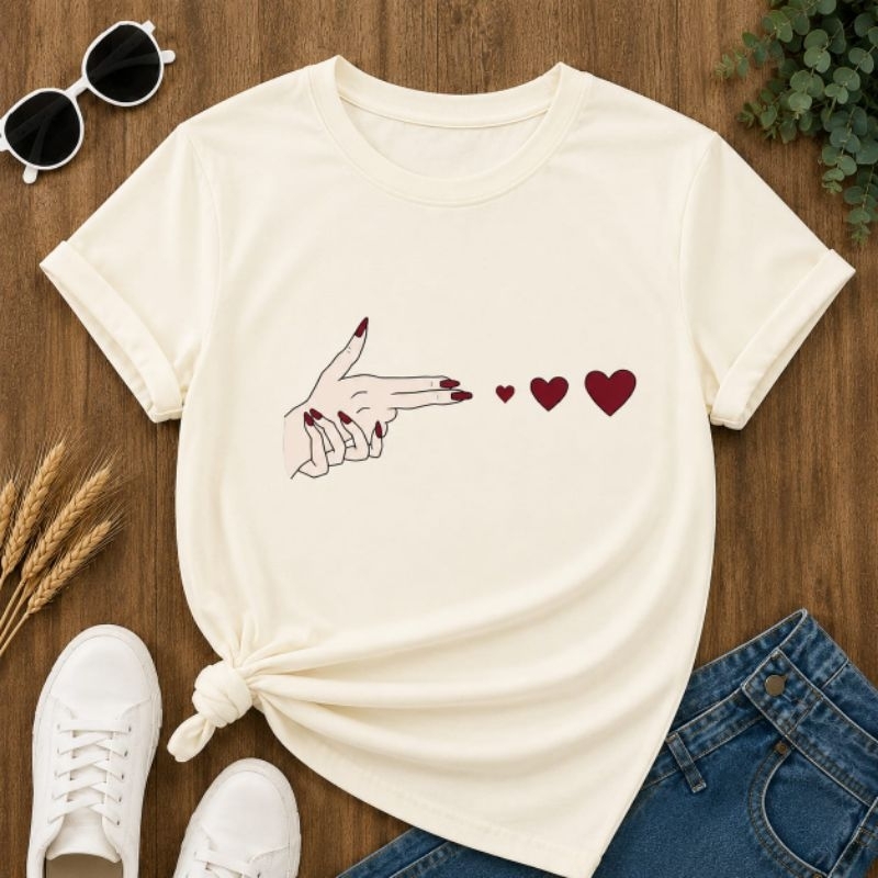 Título para Shopee:
Camiseta Feminina Estampada Mãos com Corações Amor Romântica Casual Moda Básica Confortável