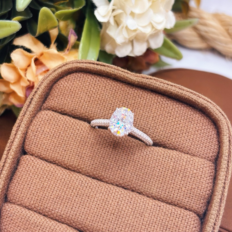 Anel Feminino Oval Cravejado 7,9mm com Moissanites em Prata 925 Elegante e Sofisticado — imagem 2 de 2