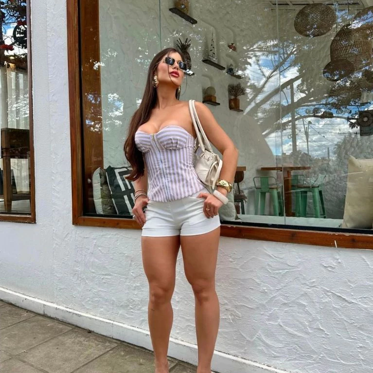 Conjunto feminino Blusa Listrada e Shorts Liso Moda Casual Look Feminino
