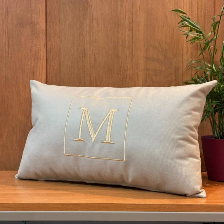 Almofada decorativa bordada suede bege 50x30 (com enchimento)personalizada inicial ou iniciais casal/almofada cama posta