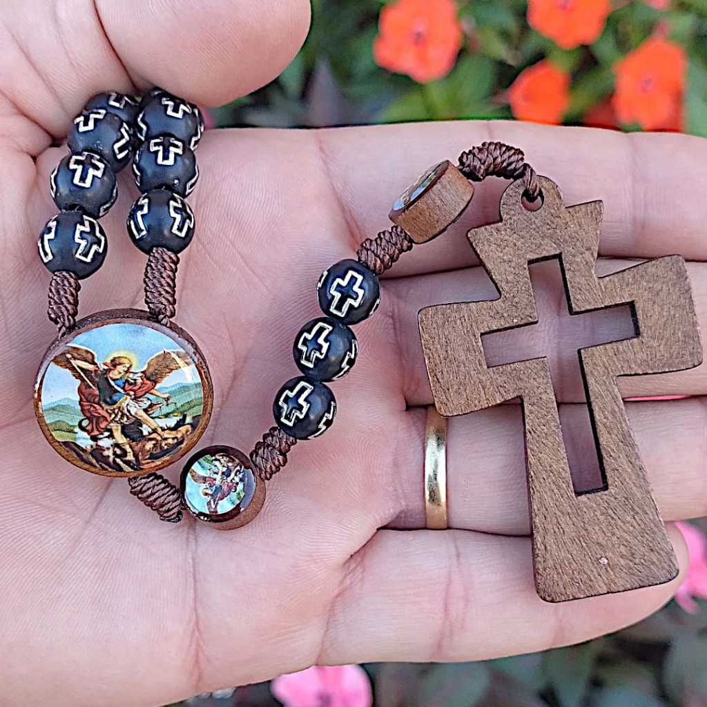 Terço de combate São Miguel Artigos Lembranças religiosas Fé Amor Devoção Cruz vazada de madeira