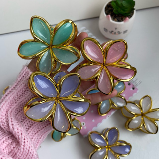 🌸 Piranha de Cabelo Flor borda Dourada! Brilho, elegância e charme em cada detalhe!✨ em Oferta na Shopee