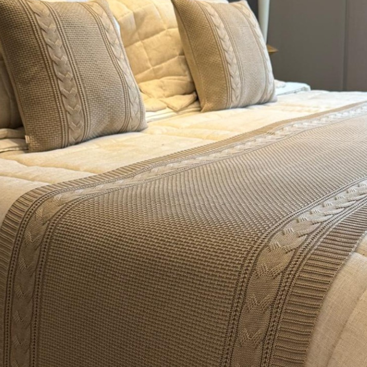 Kit Peseira Tricot Trança Lateral 2 Capas Almofada 45x45 Para Cama Decoração Sala Casa Lux...