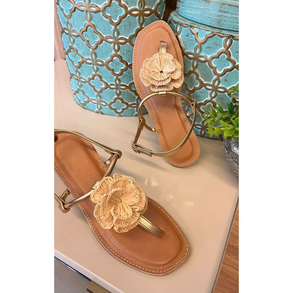 Sandália Feminina Rasteira Tiras Metalizadas Flor Crochê Elegante Confortável Tendência Lançamento