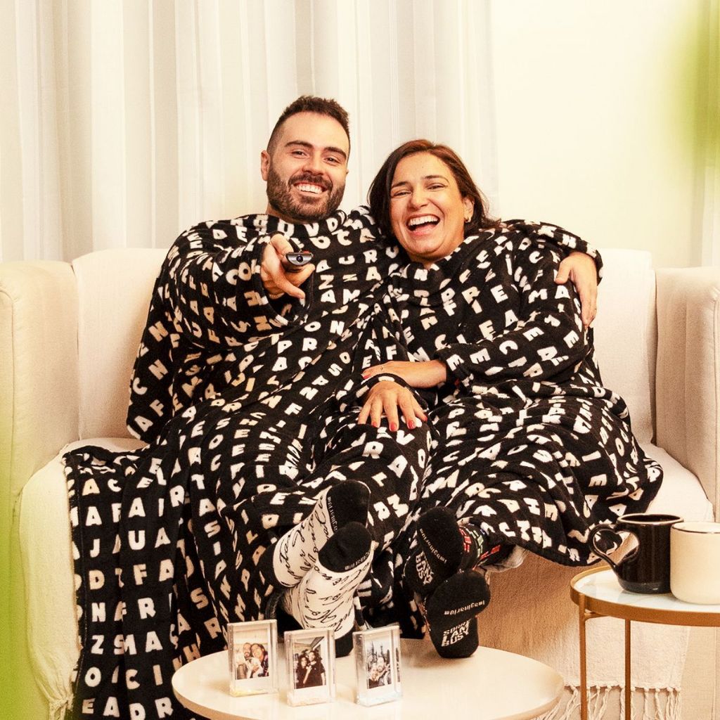 Manta Casal Preta Com Manga Caça Palavras Imaginarium