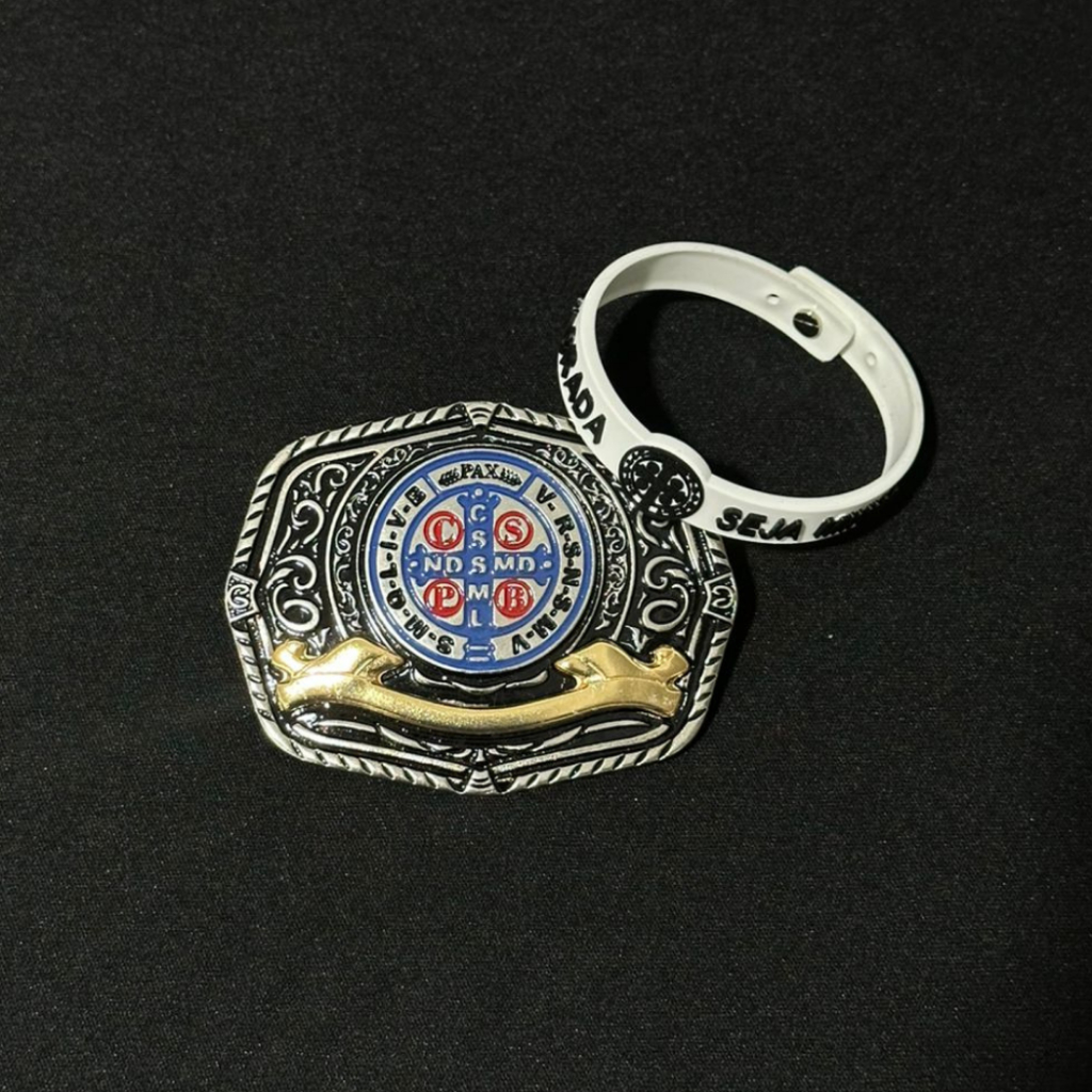 Kit Fivela Metal Grande Estampado São Bento + Pulseira Católica Medalha de São Bento