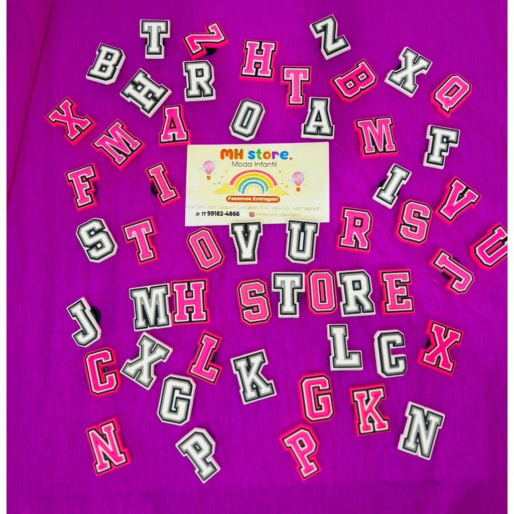 pins e babuche de letras coloridas