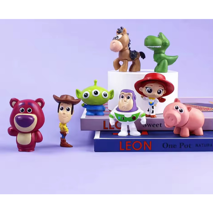 Kit 8 Peças Toy Story - Miniaturas Woody, Buzz, Jessie, Rex, Bala no Alvo, Lotso, Alien e Porquinho