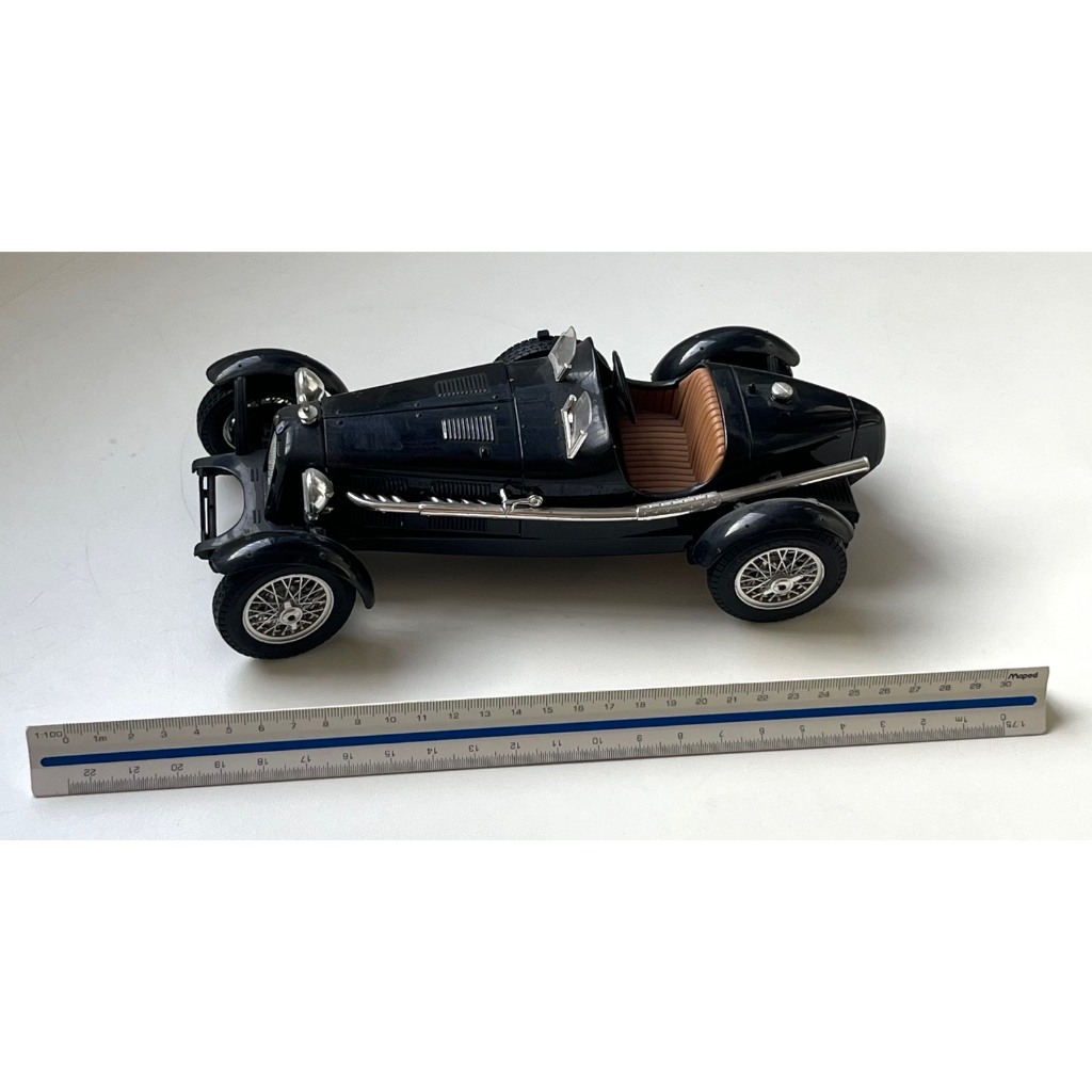 Carro Antigo Miniatura Alfa Romeo 2300 Monza 1934 (25cm) fabricado na Itália 1:18. Item de Coleção Original Burago