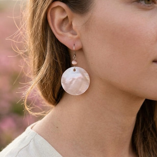 Brinco Redondo de Madrepérola Natural | Delicado Elegante Boho Feminino