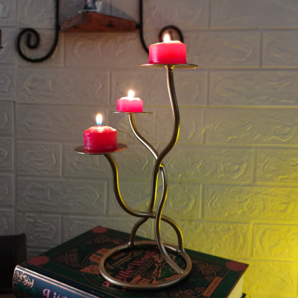 Candelabro Porta Velas em Ferro Artesanal Dourado 26 cm