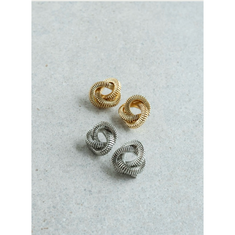 Brinco Dourado Grande Estiloso Elegante