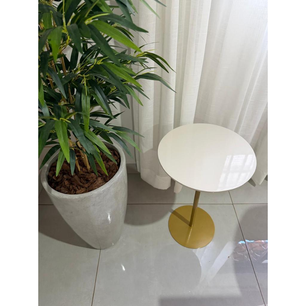Mesa Canto Apoio Lateral Decoraçao de Sala Quarto Halls de Entrada Metal Dourado Tampo Off White Moderna