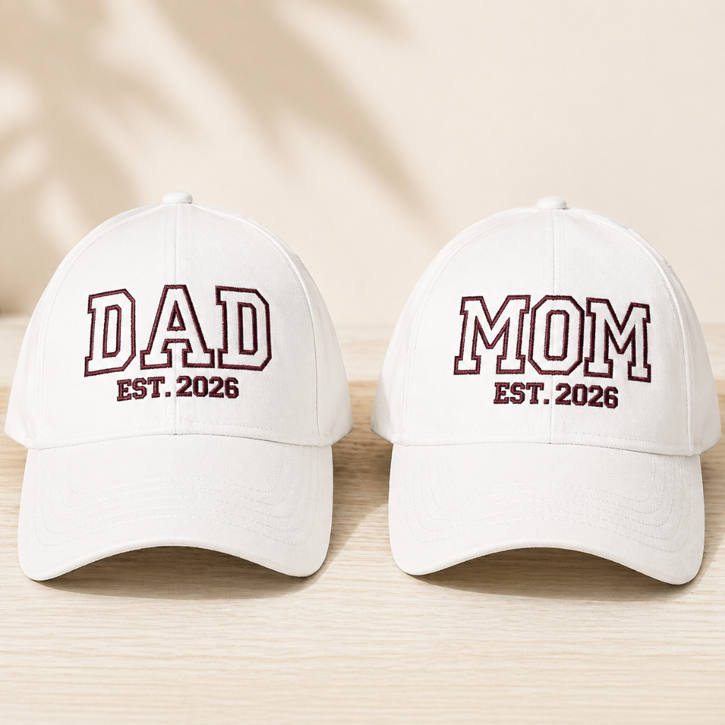 Boné Dad Hat Bordado DAD & MOM  EST. 2026 Ajustável – Casal / Família