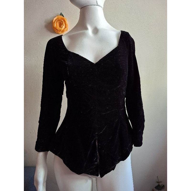 Blusa peplum de veludo preto com mangas longas. (brechó♻️)