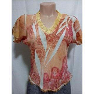 BLUSA EM VOAL COM DETALHE DE RENDA NA GOLA E NA BARRA. MANGAS RECORTADAS