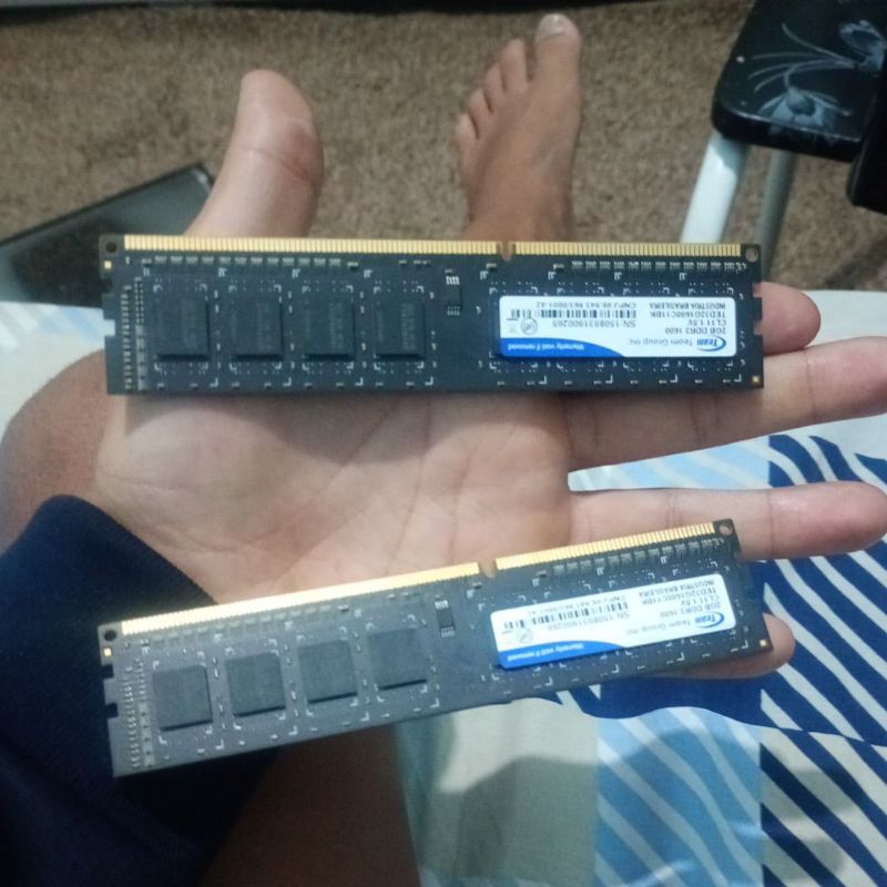 dois cartões de memória ram de 2gb